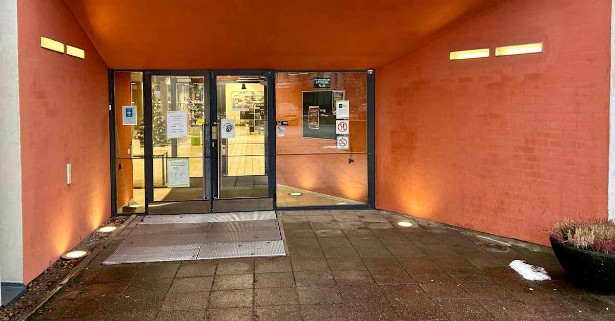 Poliisi: Kouvolassa kirjastossa riehuneen verisen miehen liikkeistä lisätietoa – epäillään useista rikoksista | Kymenlaakso