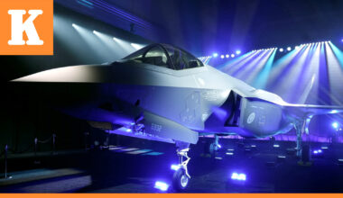 Suomen ensimmäinen F-35-hävittäjä julkistettiin Texasissa, puolustusministeri Häkkänen paikalla