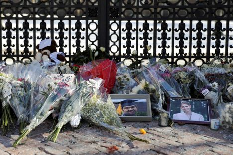 Ampumisessa kuolleiden Mukhammad Aziz Umurzokovin, 18, ja Ella Cookin, 19, kuvat oli asetettu muistokukkien joukkoon Brownin yliopiston kampuksella tiistaina.