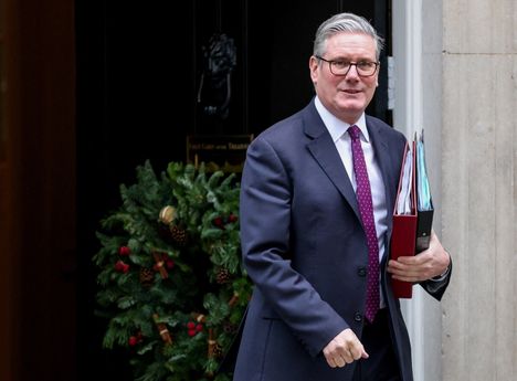 Britannian pääministeri Keir Starmer kuvattuna virka-asunnollaan 17. joulukuuta.