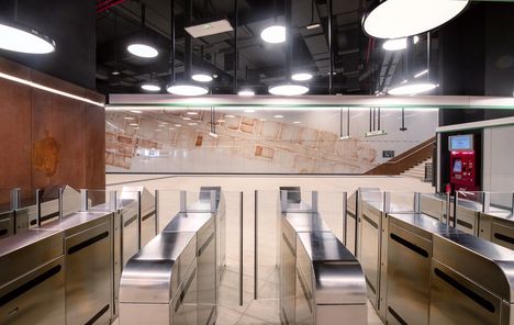 Porta Metronian seinässä on ilmakuva sen kohdalta löytyineistä kasarmin raunioista.