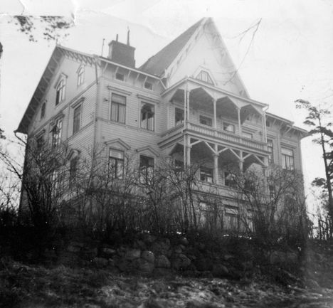 Linnunlaulun huvila numero 9 kuvattuna huhtikuussa 1953.