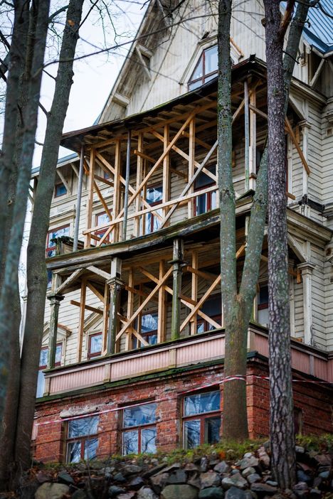 Kuistin ja parvekkeen kattoja on tuettu väliaikaisilla rakenteilla.