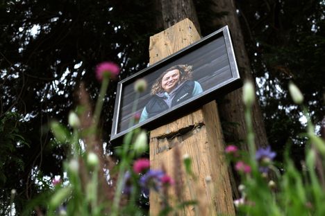 Laura Dahlmeierin muistomerkki sijaitsee puistossa Garmisch-Partenkirchenissä.