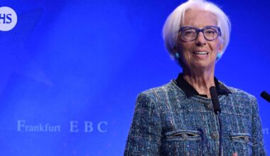 Euroopan keskuspankki ennustaa vahvempaa talouskasvua, pitää korot ennallaan