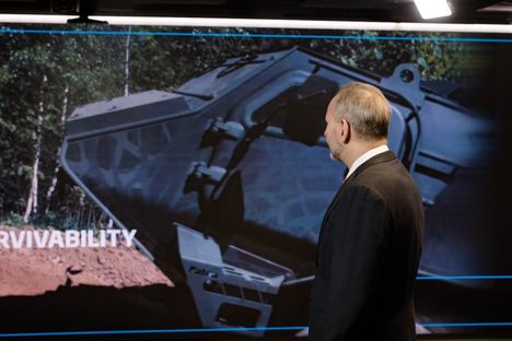 Patria panosti jo vuosia sitten riskejä kaihtamatta uusien vaunutyyppien kehitykseen, kun kilpailijat vielä uinuivat. Esa Rautalinko katselee esittelyvideota.