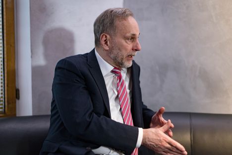 Esa Rautalinko käväisi alkuviikolla Teksasissa, missä paljastettiin Suomen ensimmäinen F-35-hävittäjä. Hävittäjän keulaosat ja moottoreita valmistetaan Patrian tehtailla Suomessa.