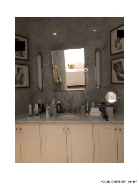 Epsteinin kylpyhuoneen peilistä heijastuu jotakin. Kuva on otettu Little St. Jamesin saarella.