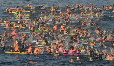 Sadat ihmiset uivat, kelluivat ja meloivat Bondi Beachilla kunnioittaakseen ampumisen uhreja | Uutisia lyhyesti