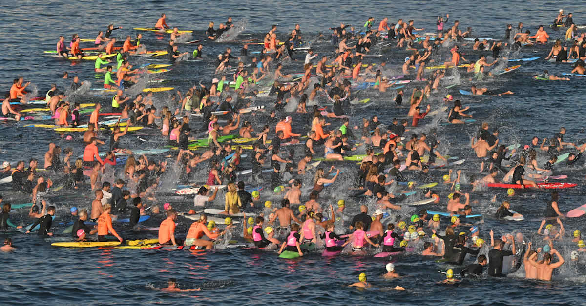 Sadat ihmiset uivat, kelluivat ja meloivat Bondi Beachilla kunnioittaakseen ampumisen uhreja | Uutisia lyhyesti