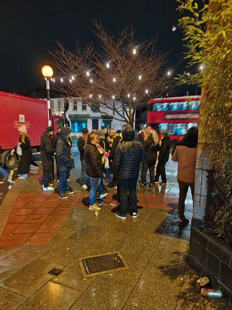 Väkeä oli myös pubin ulkopuolella sateesta huolimatta.