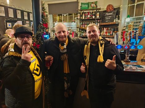 Kolme muskettisoturia nautti Lontoon yöstä voiton jälkeen.