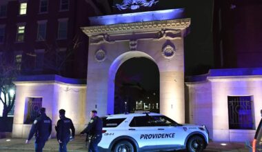 Brownin yliopiston joukkoampumisesta epäilty on tunnistettu, mutta yhä karkuteillä | Uutisia lyhyesti