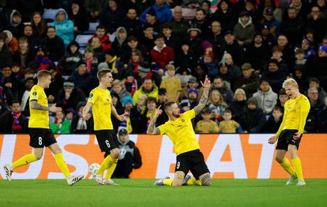 Saku Savolainen (toinen vas.) ja muut KuPSin pelaajat juhlivat tasoitusmaalia.