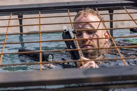 Rynnäkkökiväärin kokoamiseen ahtaassa vesitankissa oli aikaa viisi minuuttia. Aseen osat olivat tankin pohjalla, josta ne piti käsikopelolla tunnistaa.