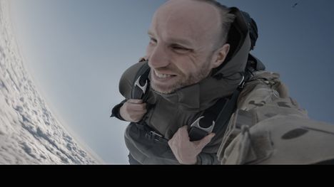 Mika Poutala kuvaili tuntemuksiaan tandemhypystä. – Hurja tunne, kun varjo oli auki. Tällöin jännitti, kun luulin, että valjaat repeytyvät irti.