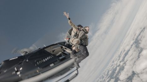 Mika Poutala lähdössä elämänsä ensimmäiseen tandemhyppyyn helikopterista.