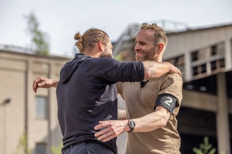 Kouluttaja Janne Lehtonen halasi leirityksen päätyttyä ainoaa läpäisijää Mika Poutalaa.