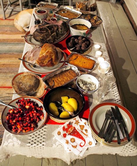 Joulupöydän kokonaisuus kannattaa suunnitella ennen kuin lähtee jouluruokaostoksille, vaikka ei normaalisti tekisikään ostoslistoja.