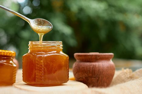 Lusikallinen hunajaa voi tehdä kurkkuun suojaavan kalvon ja ehkäistä ärsytystä ja yskää. Alle 1-vuotiaille hunajaa ei saa antaa.