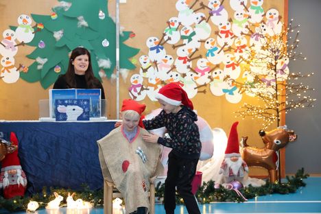 Eino Ruotsalainen Pikku peikkona, jonka takkutukan Jasse Välimäki selvitti. Peikkoa näyttelevä Ruotsalainen saa juhlan avausnumerossa päähänsä myös Välimäen laittaman tonttulakin.