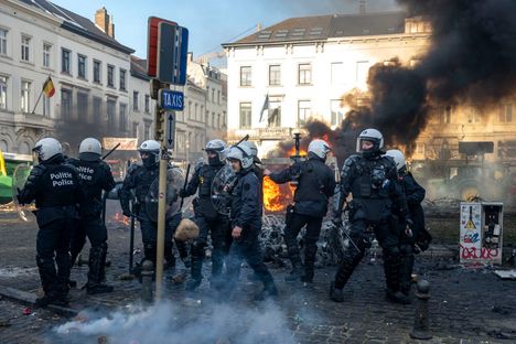 Mellakkapoliisit saivat osansa maanviljelijöiden heittelemistä perunoista, kananmunista ja ilotulitteista.