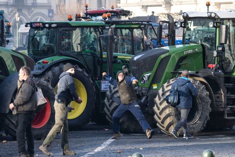 Mielenosoituksiin osallistui yli 150 traktoria.