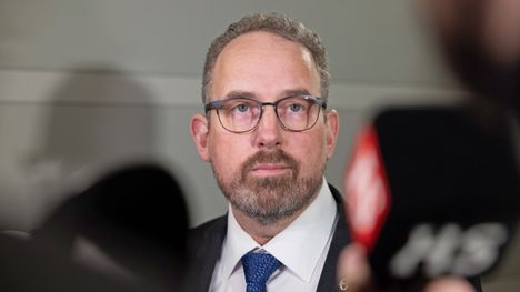 Perussuomalaisten ryhmäjohtaja Jani Mäkelä kertoi viime viikolla hyväksyvänsä kansanedustaja Eerolan (ps) julkaiseman kuvan. Torstaina oli toinen ääni kellossa: Mäkelä pyysi aiheutunutta vahinkoa anteeksi.