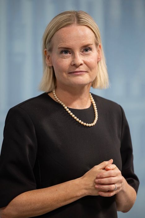 Perussuomalaisten puheenjohtaja ja valtiovarainministeri Riikka Purra kutsui torstaina kohukuvia typeriksi ja lapsellisiksi. Hän ei suostunut kutsumaan kuvien eleitä rasistisiksi.