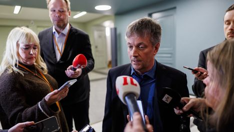 Perussuomalaisten varapuheenjohtaja Teemu Keskisarja piti järjettömänä pyytää anteeksi edustajien Juho Eerolan ja Kaisa Garedewin julkaisemia somekuvia.