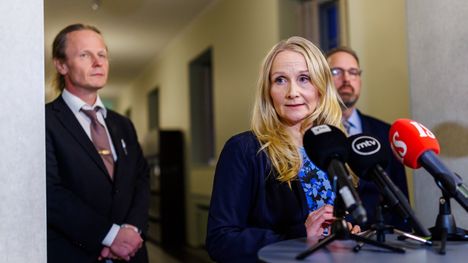 Perussuomalaisten Juho Eerola (vas.) Kaisa Garedew ja Jani Mäkelä pyysivät kuvia anteeksi torstaina median edessä.