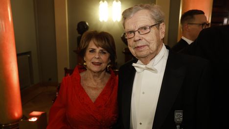 Laulaja-näyttelijä Pirkko Mannila ja Göran Stubb edustivat itsenäisyyspäivän vastaanotolla 6. joulukuuta.