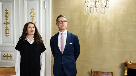 Tasavallan presidentti Alexander Stubb ja puoliso Suzanne Innes-Stubb saivat lahjaksi muun muassa ruokaa, joulukuusen, kukkia ja kirjoja.