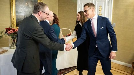 Presidenttipari vastaanotti lahjan ja tervehdyksen Suomen Metsästäjäliitolta.