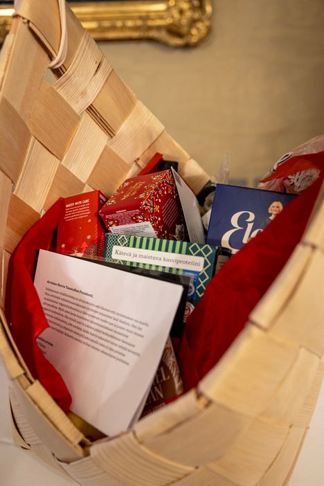 Suomen eläinsuojelun (SEY) toiminnanjohtaja Kati White lahjoitti presidenttiparille joulun kasviskorin.