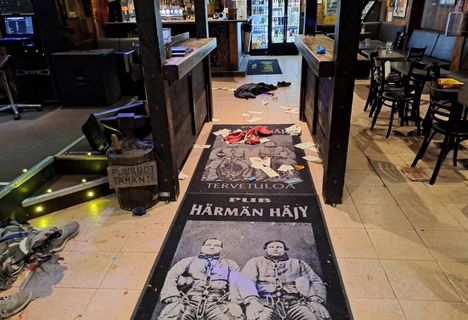 Tältä pubissa näytti ammuskelun jälkeen.