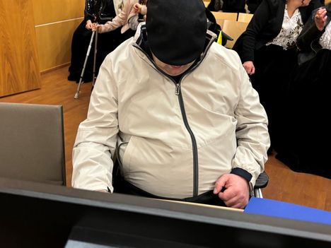 Tino Rikhard Lindeman piilotteli kasvojaan aiemmin käräjäoikeuden istunnossa. Hän sai ammuskelussa luodin jalkaansa ja halvaantui.
