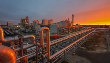 UPM:n Leunan biojalostamo tuottaa nyt puusta raaka-ainetta pulloihin, tekstiileihin ja kosmetiikkaan - Metsä