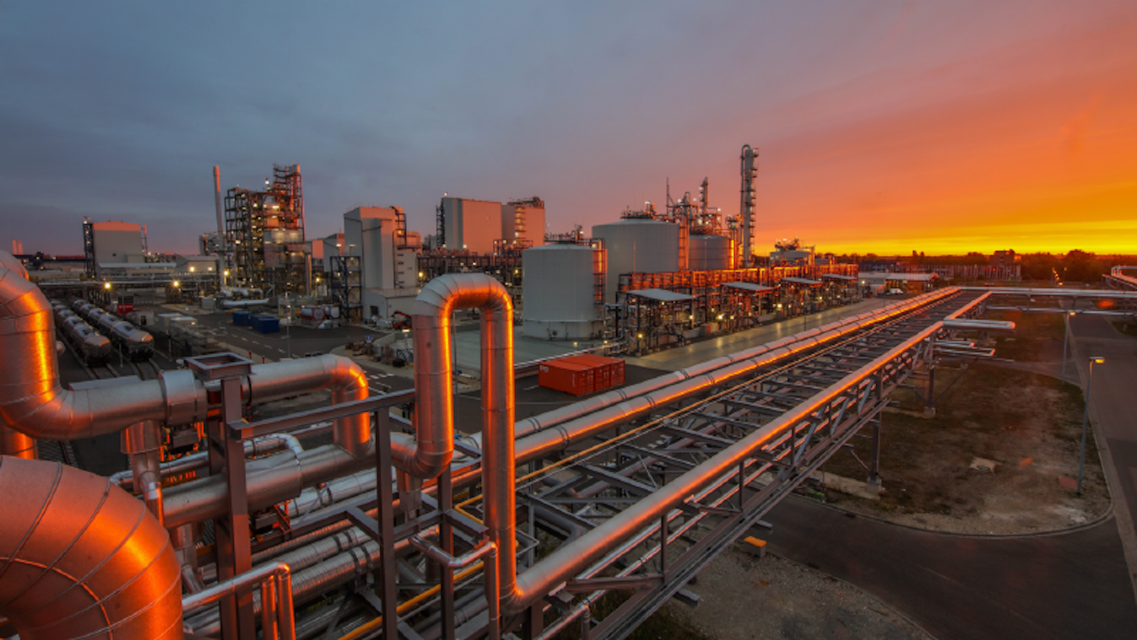 UPM:n Leunan biojalostamo tuottaa nyt puusta raaka-ainetta pulloihin, tekstiileihin ja kosmetiikkaan - Metsä