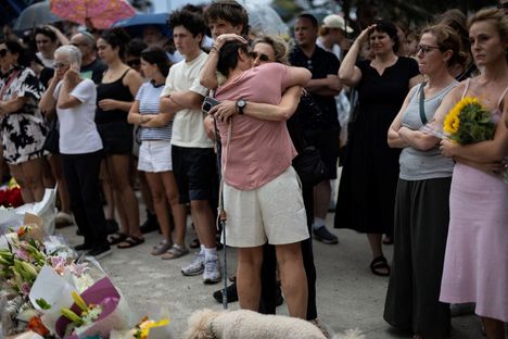 Bondi Beachin joukkoampuminen on Australian historian tuhoisin terroriteko kuolonuhrien määrässä mitattuna. Kuva on otettu perjantaina rannalla järjestetyssä muistotilaisuudessa.