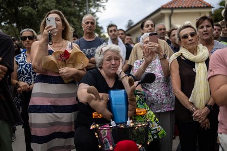 Ampuminen on järkyttänyt Australiaa syvästi. Kuva on otettu Bondi Beachilla perjantaina.