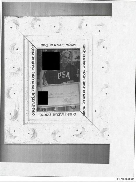 Kuvassa Jeffrey Epstein vaikuttaa pitävän kädessään shekkiä, jossa on Yhdysvaltain presidentin Donald Trumpin nimi.