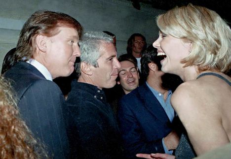 Viime viikolla julkaistu Epstein-asiakirjojen valokuva, jossa Donald Trump jutteli belgialaismalli Ingrid Seynhaeven kanssa vuonna 1997. Trumpin vierellä Jeffrey Epstein.