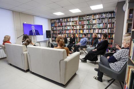 Putinin suoraa linjaa näytettiin ympäri Venäjää. Tässä ihmiset seuraavat suoraa lähetystä Novosibirskissä Makarenkon keskuspiirin kirjastossa.