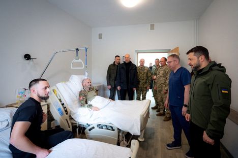 Pakon edessä on taisteltava, tietää Venäjän hyökkäyksen kokenut Ukrainan kansa. Kuvassa presidentti Volodymyr Zelenskyi tervehtii haavoittuneita sotilaitaan 1.10.2025.