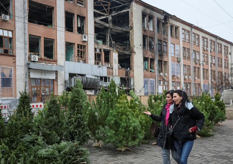 Tämä on Kiovan realismia: joulukuusten myyntiä pommien tuhoaman rakennuksen edustalla 16.12.2025.