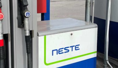 Auto törmäsi tankkausautomaattiin Pietarsaaressa – satoja litroja dieseliä valui viemäriin | Uutisia lyhyesti