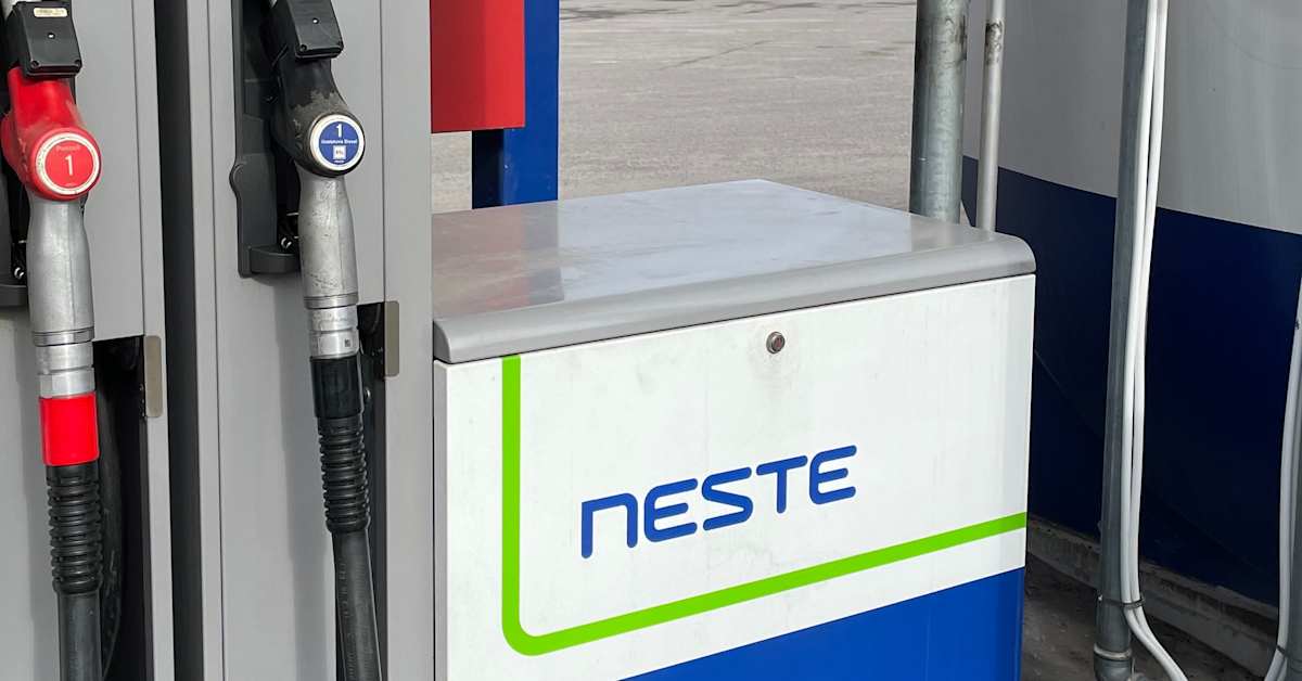 Auto törmäsi tankkausautomaattiin Pietarsaaressa – satoja litroja dieseliä valui viemäriin | Uutisia lyhyesti