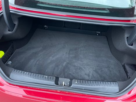 Tavaratila on käytettävyydeltään hieman heikko eli eräänlainen muotoilun jakojäännös. Ensi vuonna CLA:sta on onneksi tulossa tavaratiloiltaan runsaampi Shooting Brake -farmariversio.