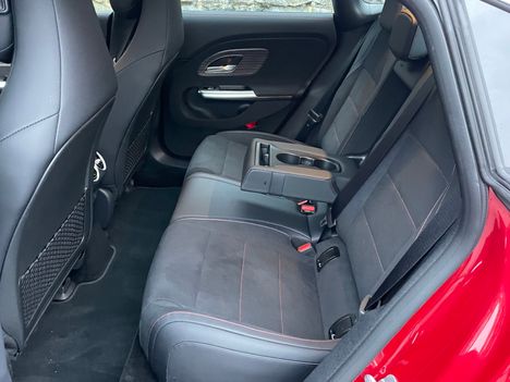 Takaistuin sopii CLA:ssa lähinnä lapsille sekä satunnaiskäyttöön. Jalkatilat lienevät tulevassa farmarissa hyvin samat kuin nyt lanseeratussa porrasperämallissa, eli tältä osin lisää tilaa hamuava joutuu odottelemaan esimerkiksi tulevaa GLB-tilamallia.